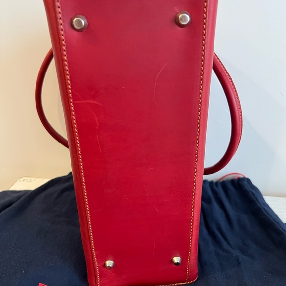 Dooney & Bourke Red Wide Cresent W/Gusset. - Picture 4 of 12